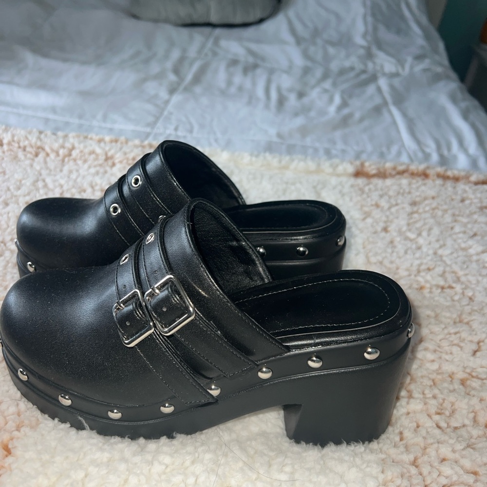Clogs - Picture 3 of 4